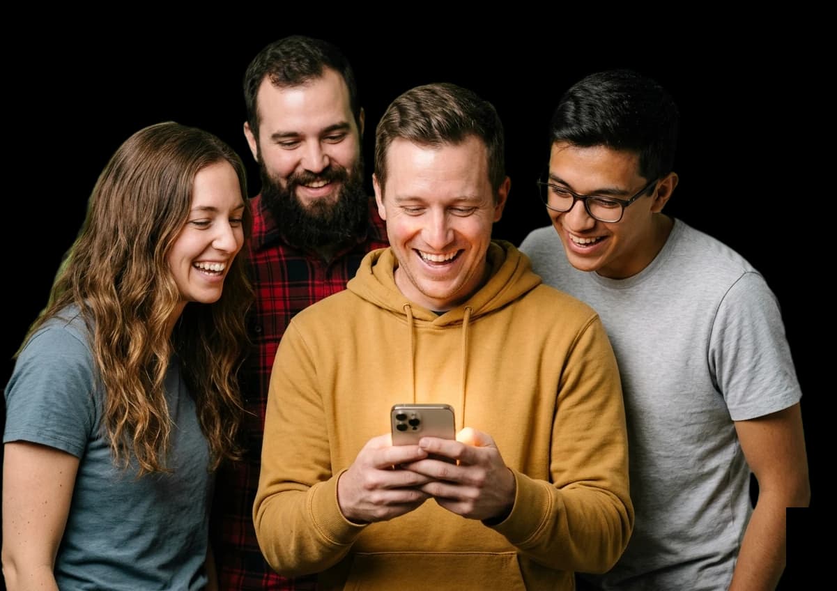Čtyři kamarádi se smějí nad hrou na telefonu